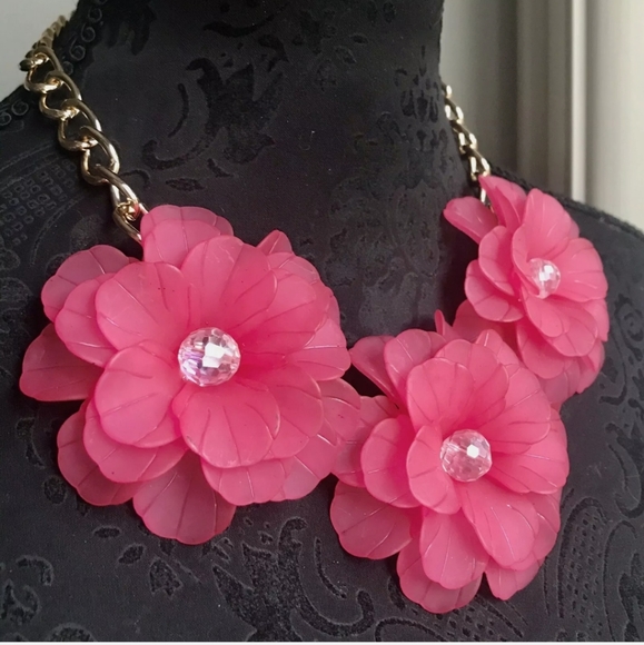 2/$30 Red flower necklace πΉπΉπππππΊπΊπΊ - Picture 1 of 4